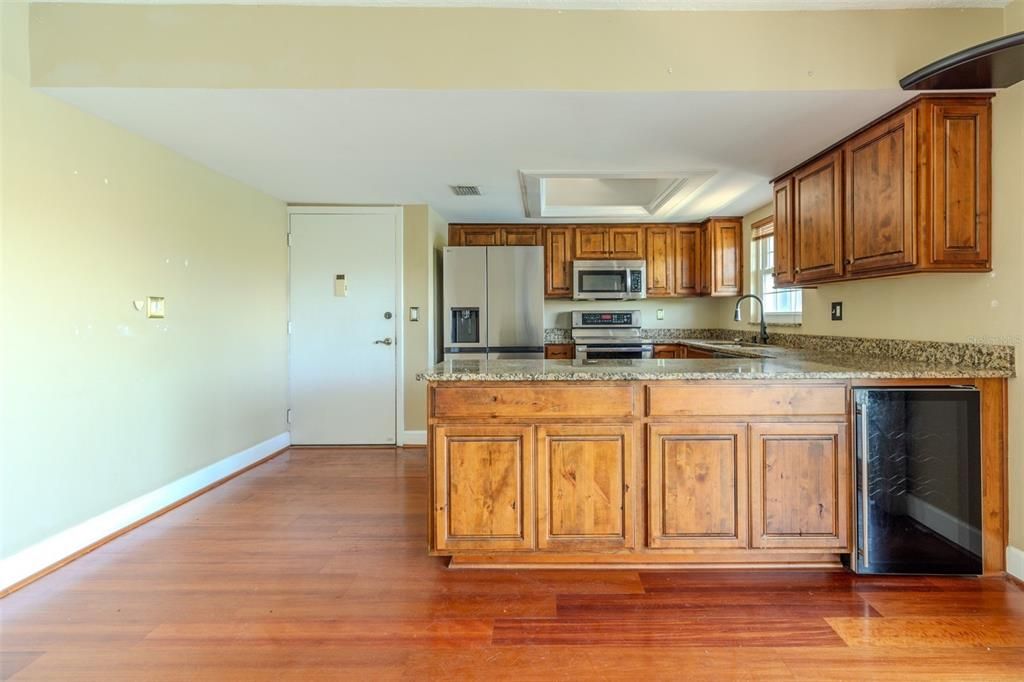 Active With Contract: $1,750 (2 beds, 1 baths, 1100 Square Feet)