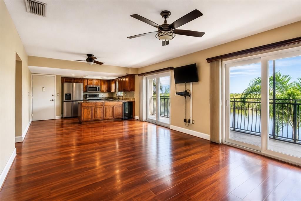 Active With Contract: $1,750 (2 beds, 1 baths, 1100 Square Feet)