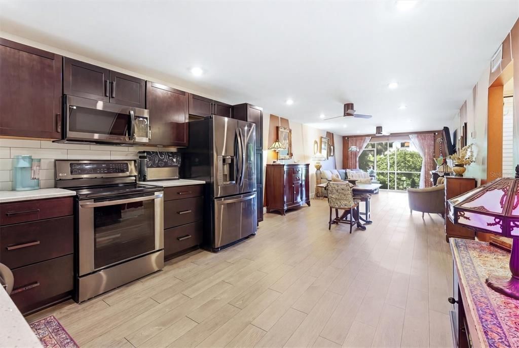 For Sale: $309,900 (2 beds, 2 baths, 940 Square Feet)