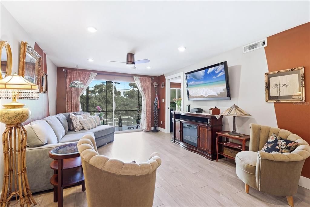 For Sale: $309,900 (2 beds, 2 baths, 940 Square Feet)