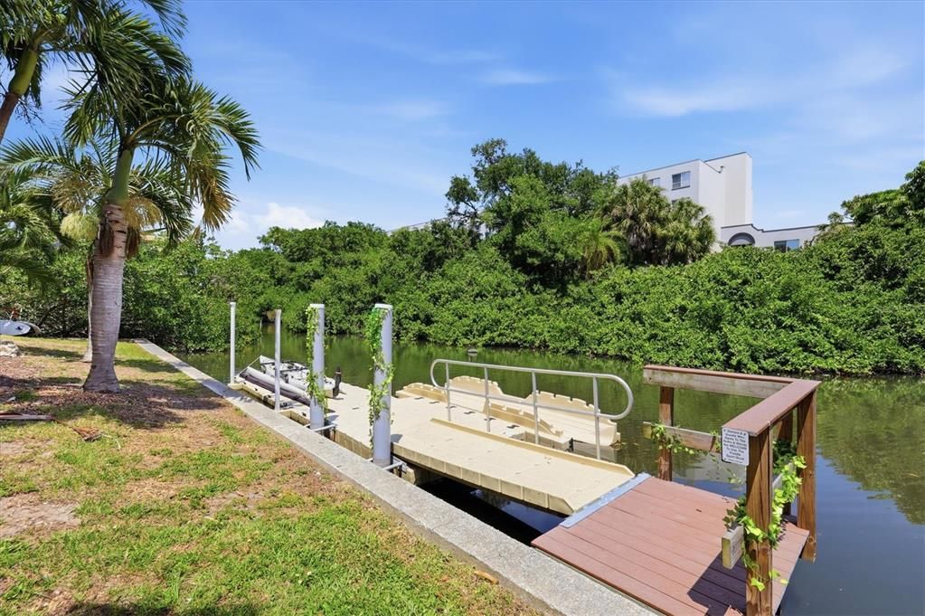 For Sale: $309,900 (2 beds, 2 baths, 940 Square Feet)