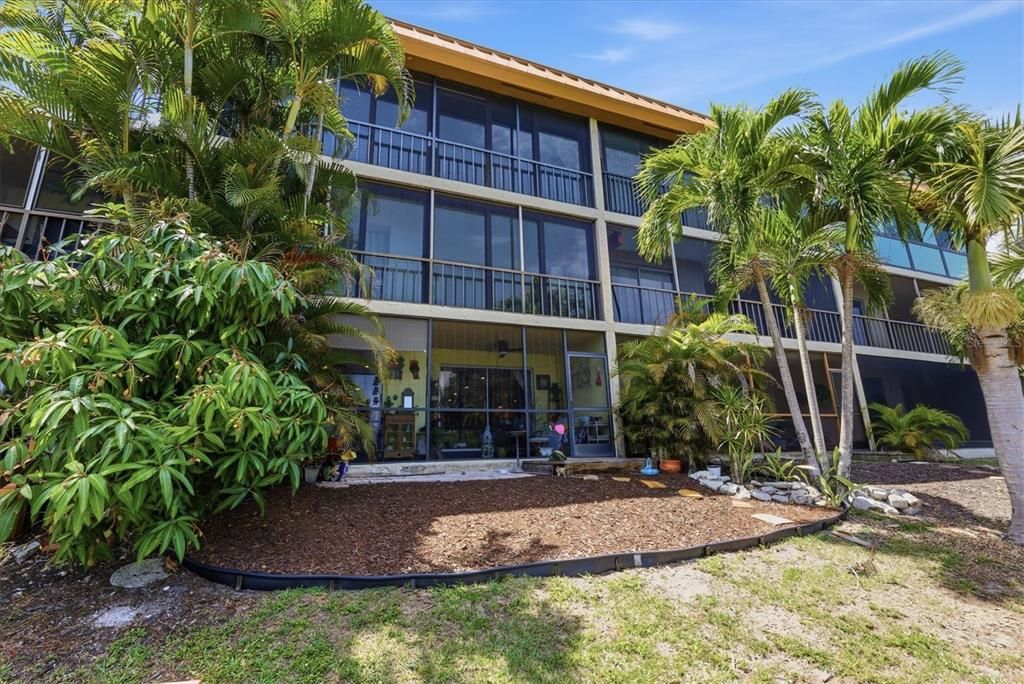 For Sale: $309,900 (2 beds, 2 baths, 940 Square Feet)