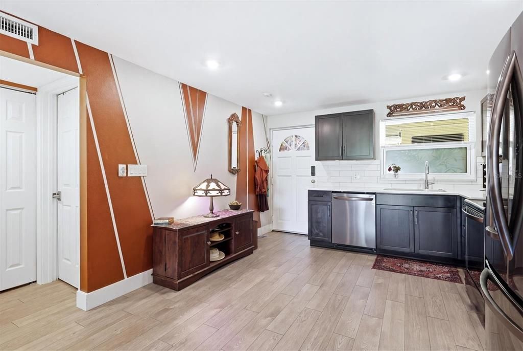 For Sale: $309,900 (2 beds, 2 baths, 940 Square Feet)