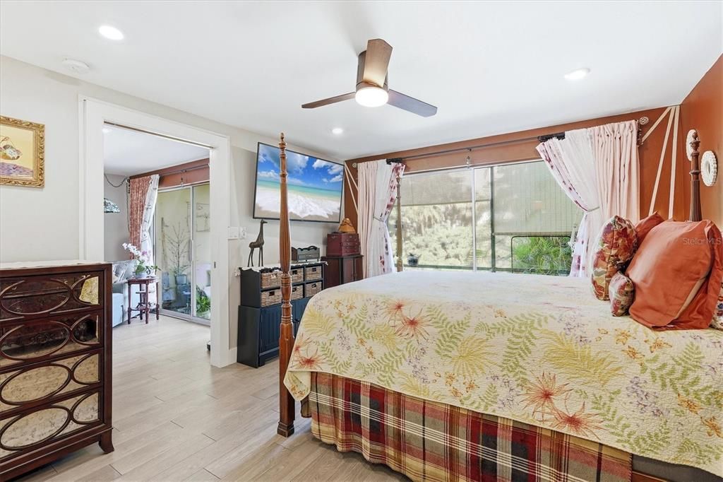 For Sale: $309,900 (2 beds, 2 baths, 940 Square Feet)