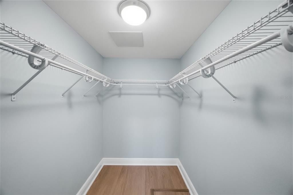 For Sale: $215,000 (1 beds, 1 baths, 910 Square Feet)
