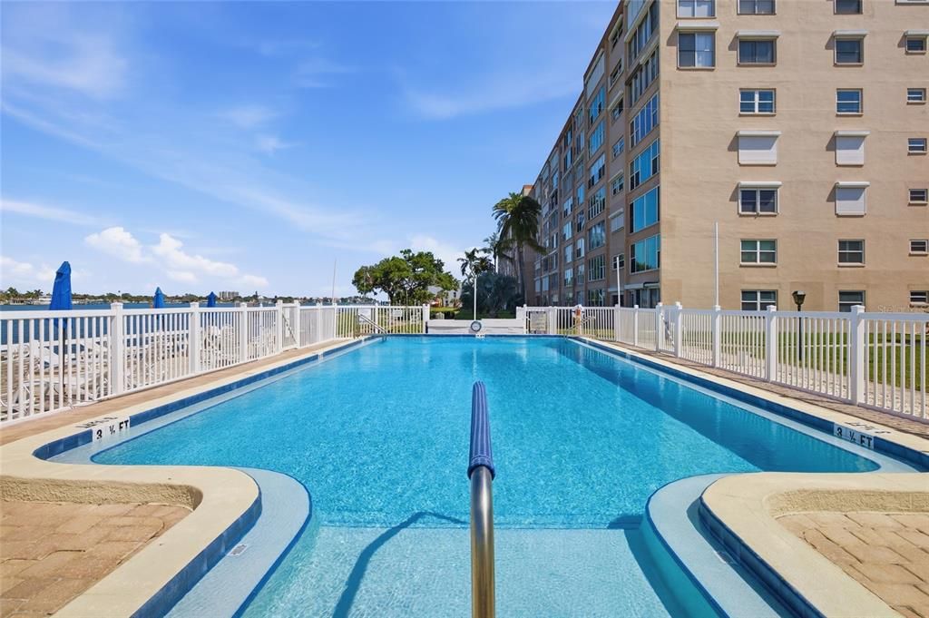 For Sale: $215,000 (1 beds, 1 baths, 910 Square Feet)