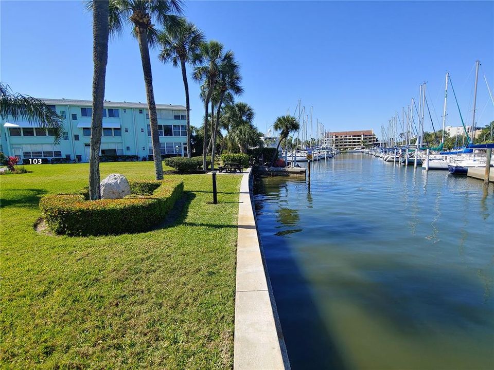 For Sale: $215,000 (1 beds, 1 baths, 910 Square Feet)