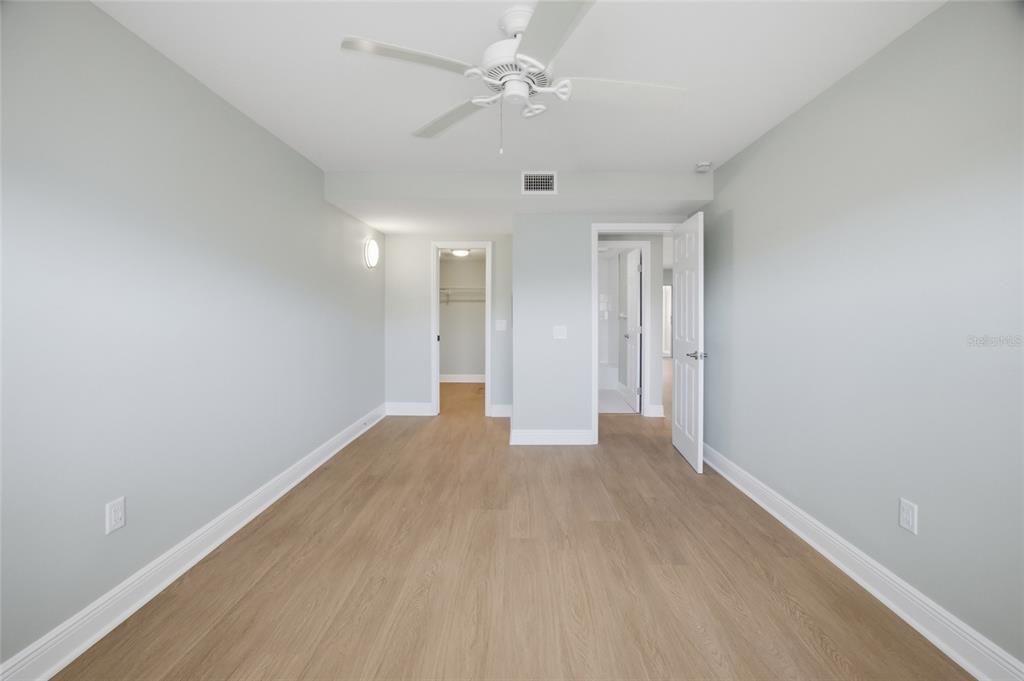 For Sale: $215,000 (1 beds, 1 baths, 910 Square Feet)