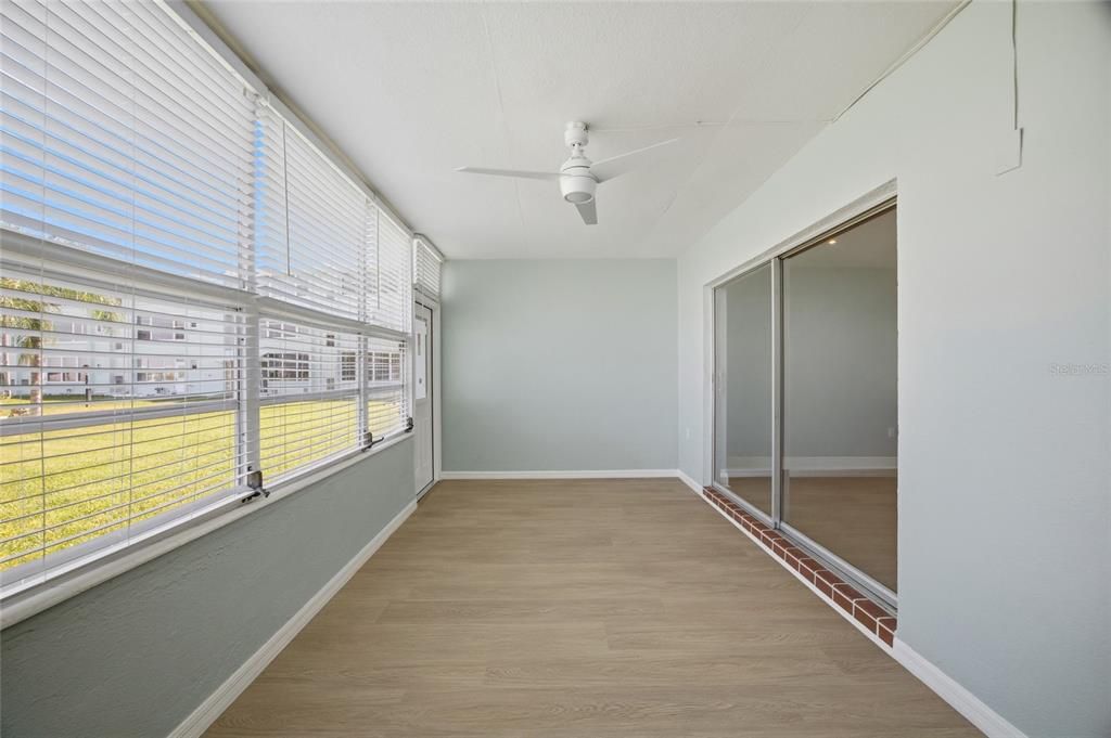 For Sale: $215,000 (1 beds, 1 baths, 910 Square Feet)