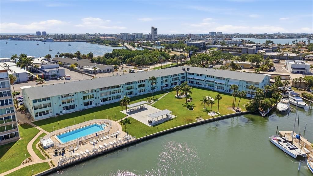 For Sale: $215,000 (1 beds, 1 baths, 910 Square Feet)