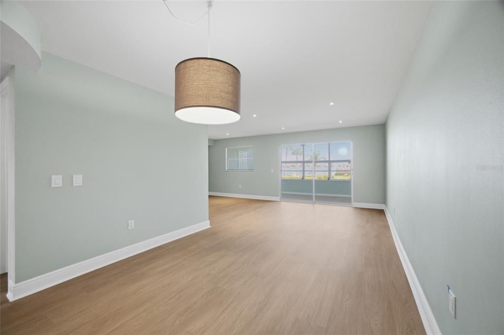 For Sale: $215,000 (1 beds, 1 baths, 910 Square Feet)