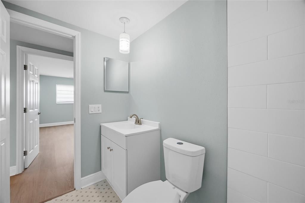 For Sale: $215,000 (1 beds, 1 baths, 910 Square Feet)