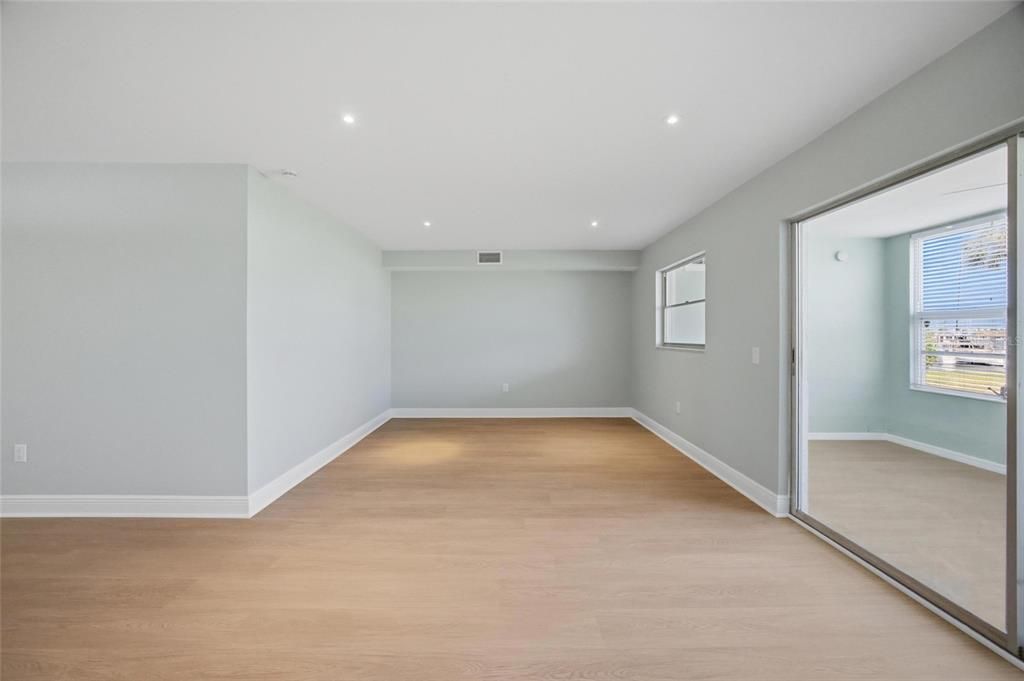 For Sale: $215,000 (1 beds, 1 baths, 910 Square Feet)