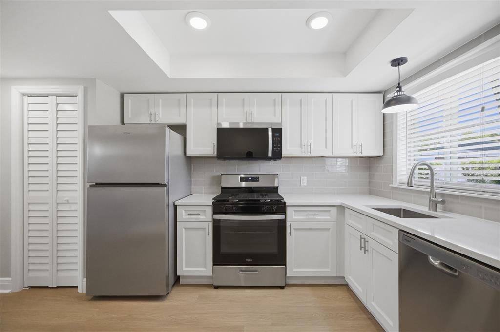For Sale: $215,000 (1 beds, 1 baths, 910 Square Feet)