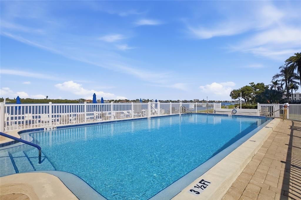 For Sale: $215,000 (1 beds, 1 baths, 910 Square Feet)