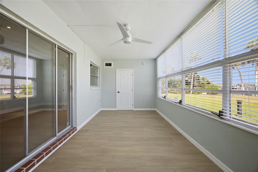 For Sale: $215,000 (1 beds, 1 baths, 910 Square Feet)