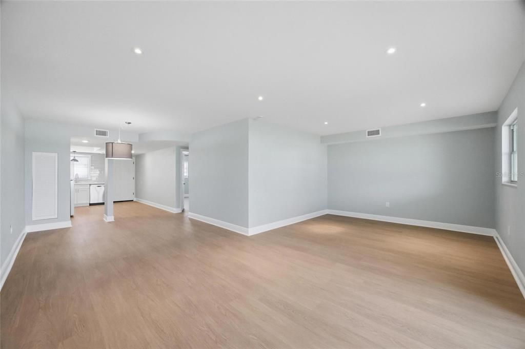For Sale: $215,000 (1 beds, 1 baths, 910 Square Feet)
