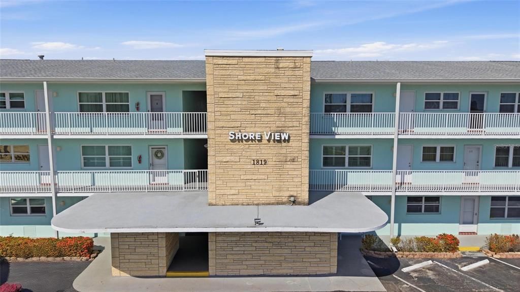 For Sale: $215,000 (1 beds, 1 baths, 910 Square Feet)