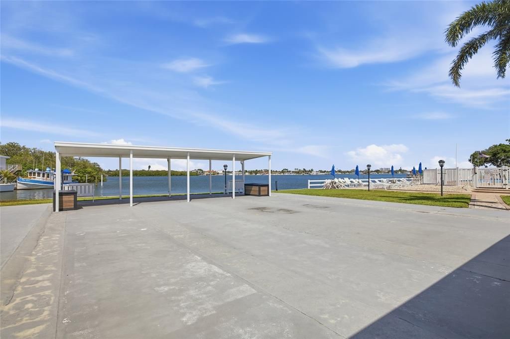 For Sale: $215,000 (1 beds, 1 baths, 910 Square Feet)