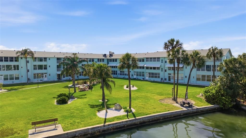 For Sale: $215,000 (1 beds, 1 baths, 910 Square Feet)