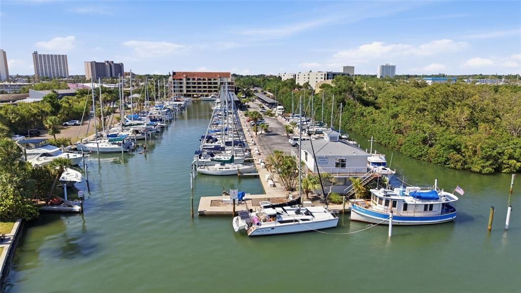 For Sale: $215,000 (1 beds, 1 baths, 910 Square Feet)
