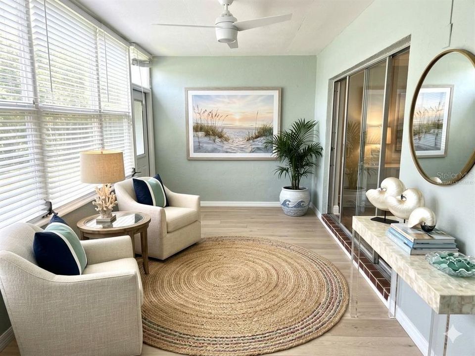 For Sale: $215,000 (1 beds, 1 baths, 910 Square Feet)