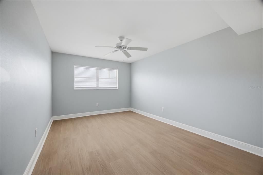 For Sale: $215,000 (1 beds, 1 baths, 910 Square Feet)