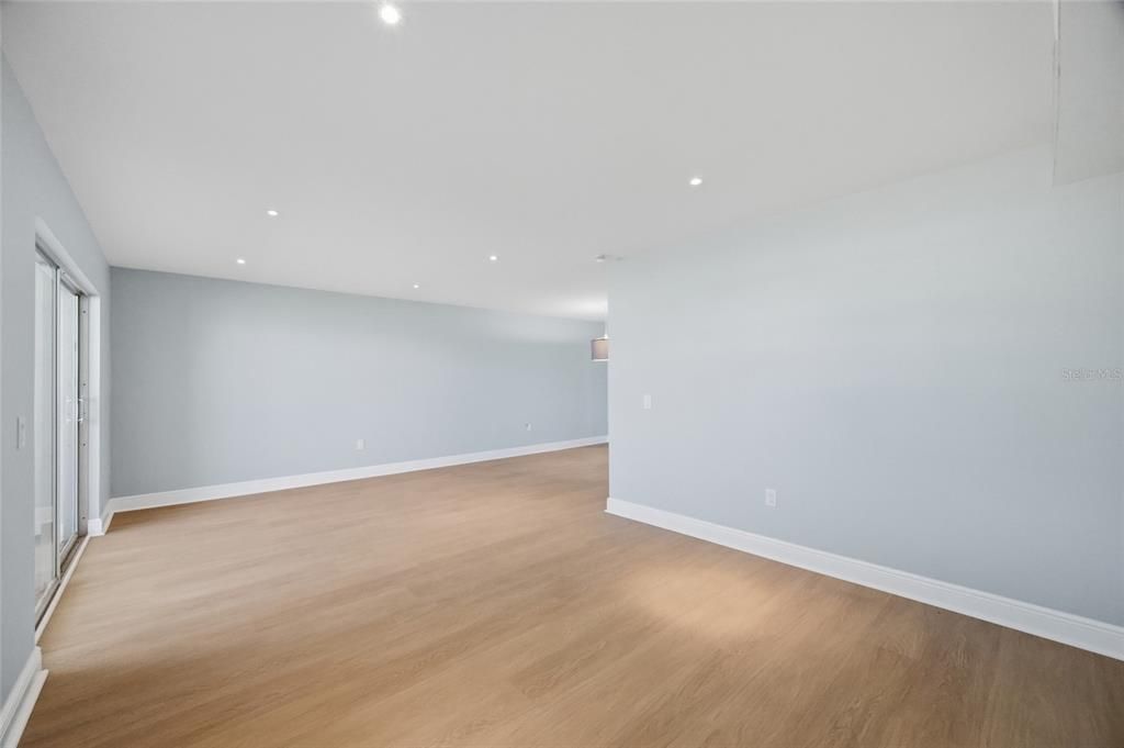 For Sale: $215,000 (1 beds, 1 baths, 910 Square Feet)