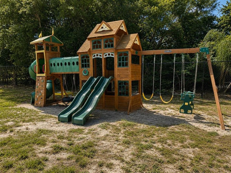 For Sale: $155,000 (2 beds, 1 baths, 1032 Square Feet)