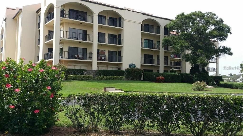 For Rent: $2,100 (1 beds, 2 baths, 968 Square Feet)