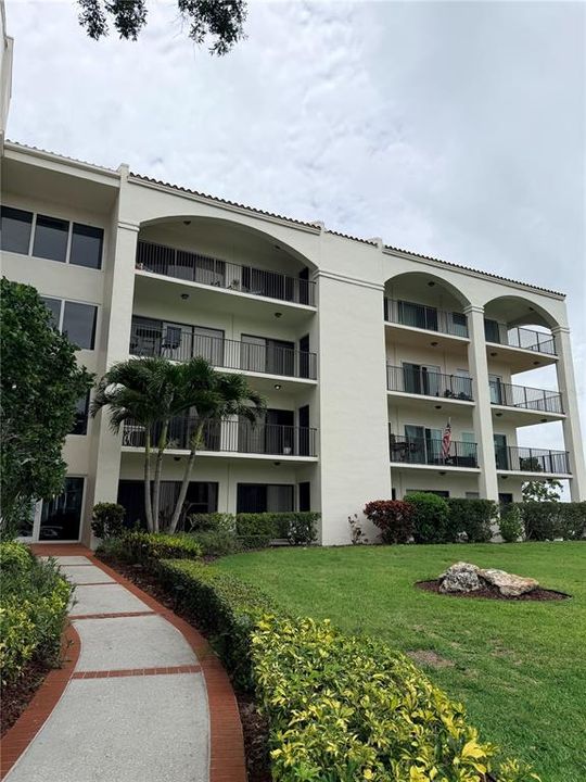 For Rent: $2,100 (1 beds, 2 baths, 968 Square Feet)