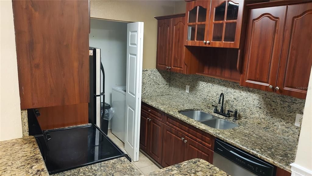 Activo con contrato: $1,700 (2 camas, 2 baños, 898 Pies cuadrados)