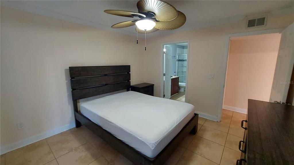 Activo con contrato: $1,700 (2 camas, 2 baños, 898 Pies cuadrados)