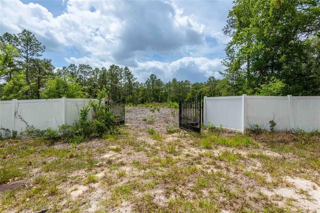 На продажу: $1,800,000 (4.60 acres)