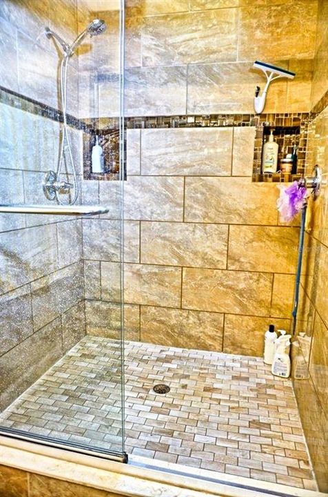 For Sale: $267,500 (2 beds, 1 baths, 1368 Square Feet)