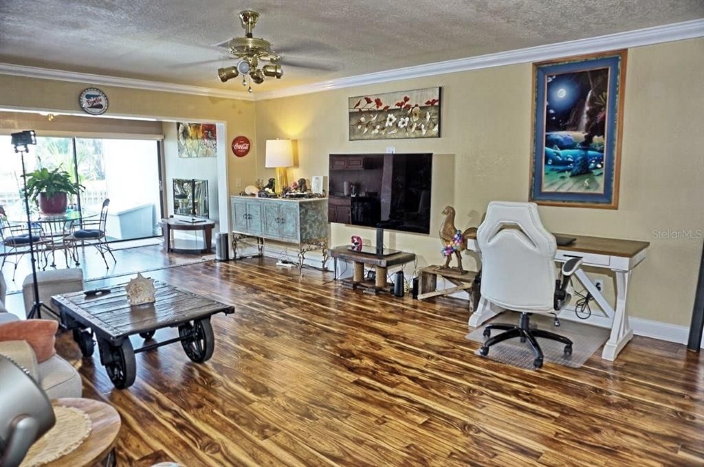 For Sale: $267,500 (2 beds, 1 baths, 1368 Square Feet)