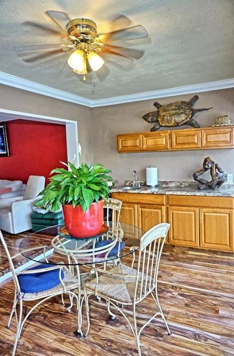 For Sale: $267,500 (2 beds, 1 baths, 1368 Square Feet)