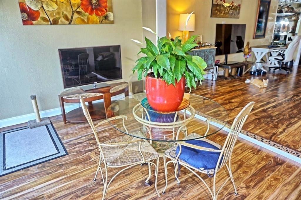 For Sale: $267,500 (2 beds, 1 baths, 1368 Square Feet)
