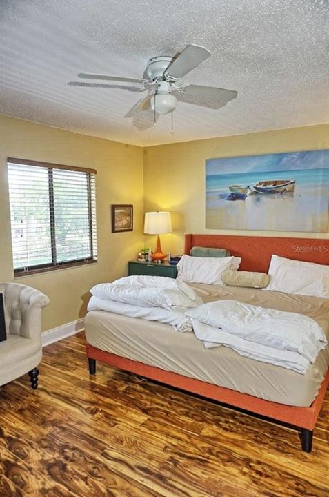 For Sale: $267,500 (2 beds, 1 baths, 1368 Square Feet)