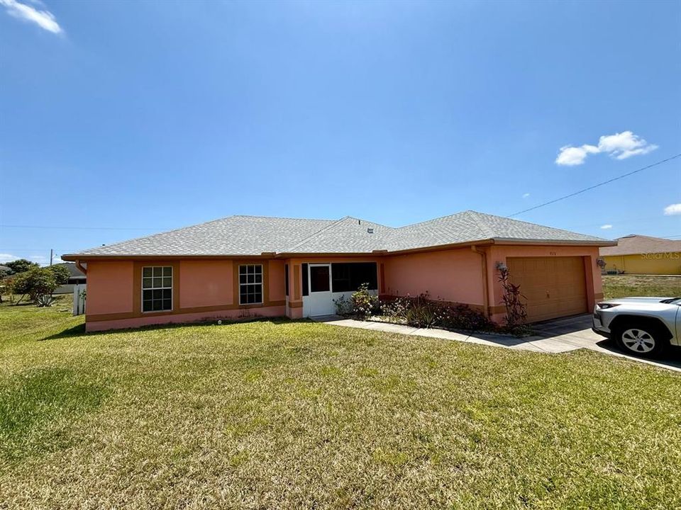 Activo con contrato: $298,900 (3 camas, 2 baños, 1676 Pies cuadrados)