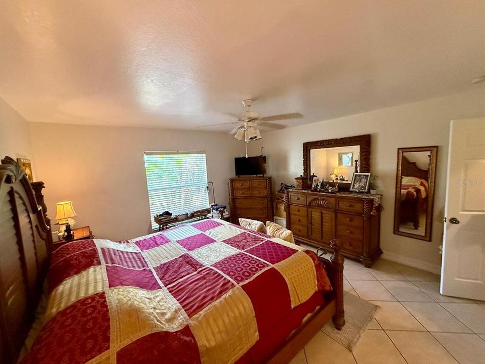 Activo con contrato: $298,900 (3 camas, 2 baños, 1676 Pies cuadrados)