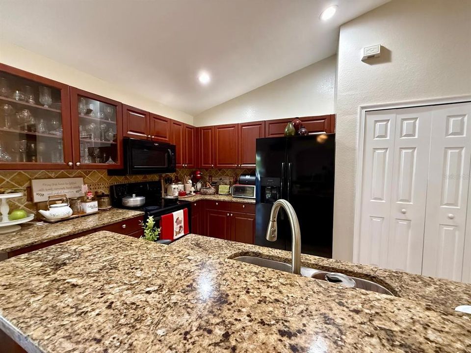 Activo con contrato: $298,900 (3 camas, 2 baños, 1676 Pies cuadrados)