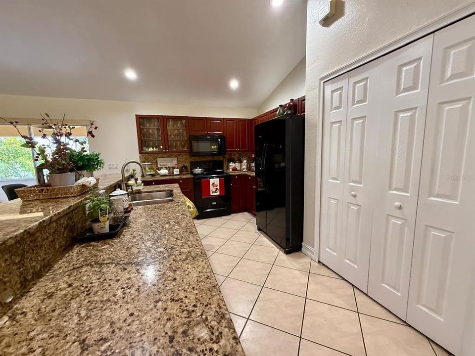 Activo con contrato: $298,900 (3 camas, 2 baños, 1676 Pies cuadrados)