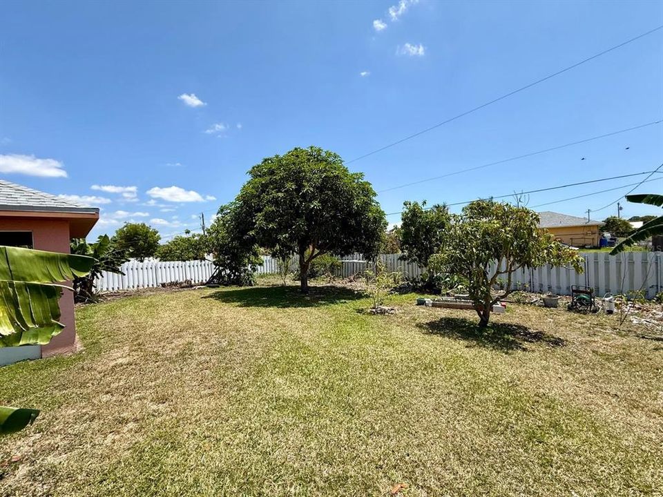 Activo con contrato: $298,900 (3 camas, 2 baños, 1676 Pies cuadrados)