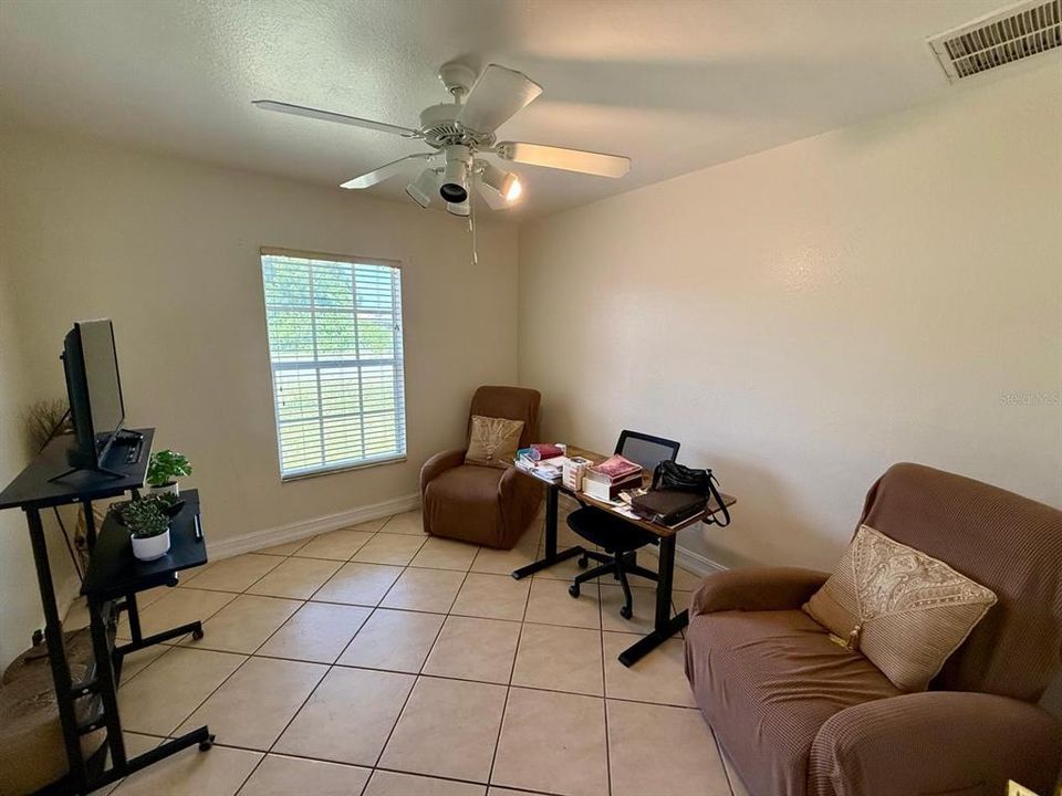 Activo con contrato: $298,900 (3 camas, 2 baños, 1676 Pies cuadrados)