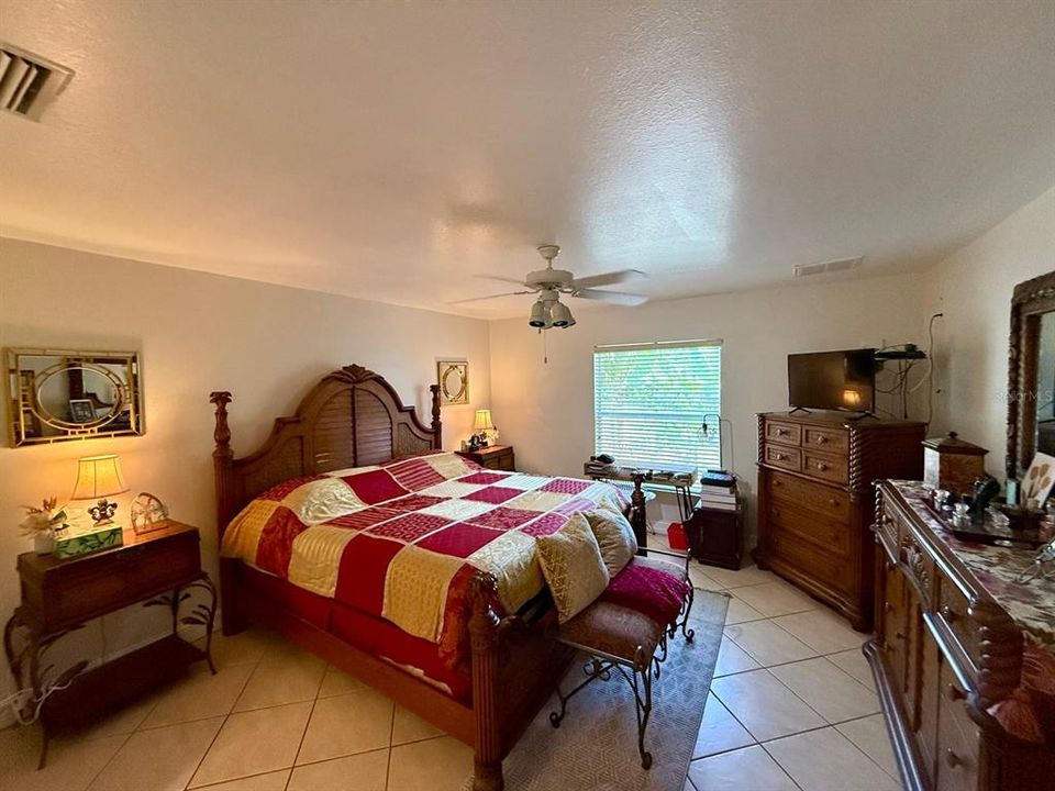 Activo con contrato: $298,900 (3 camas, 2 baños, 1676 Pies cuadrados)