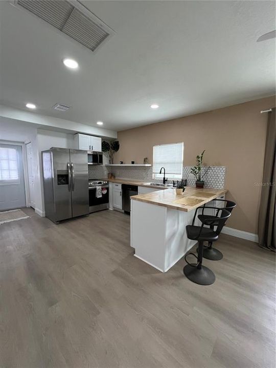 Active With Contract: $242,000 (2 beds, 1 baths, 763 Square Feet)