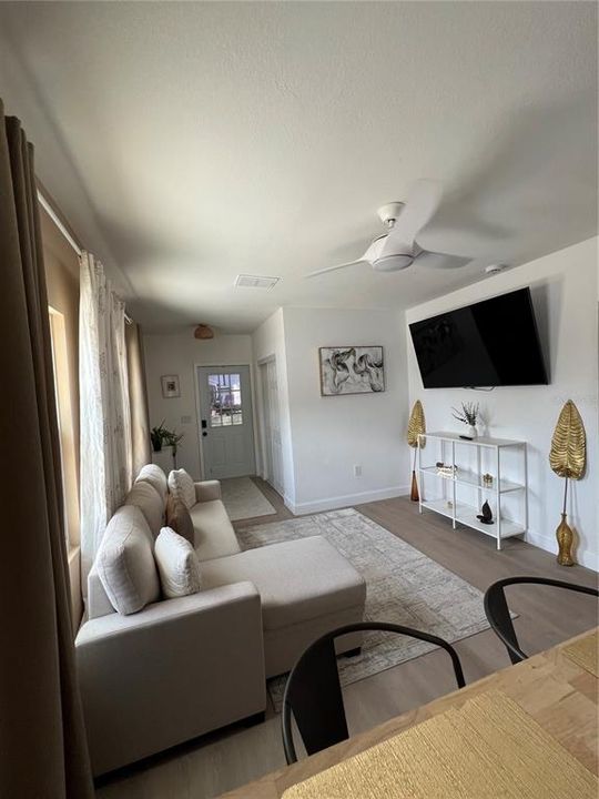 Active With Contract: $242,000 (2 beds, 1 baths, 763 Square Feet)