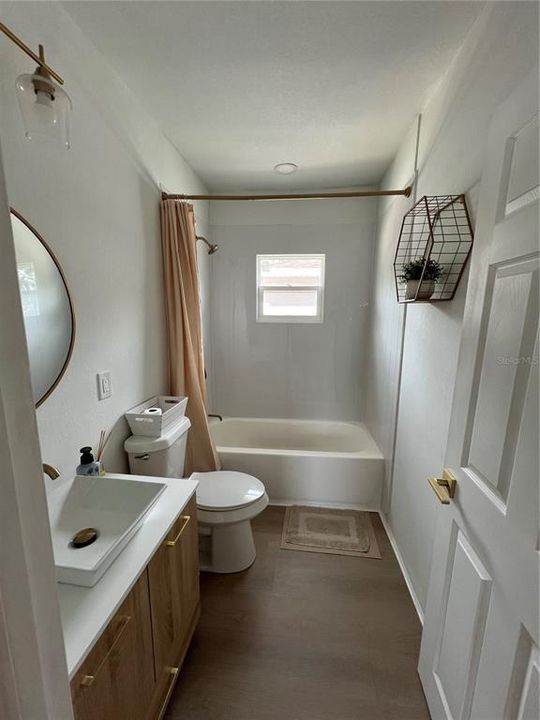 Active With Contract: $242,000 (2 beds, 1 baths, 763 Square Feet)