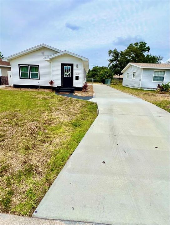 Active With Contract: $242,000 (2 beds, 1 baths, 763 Square Feet)